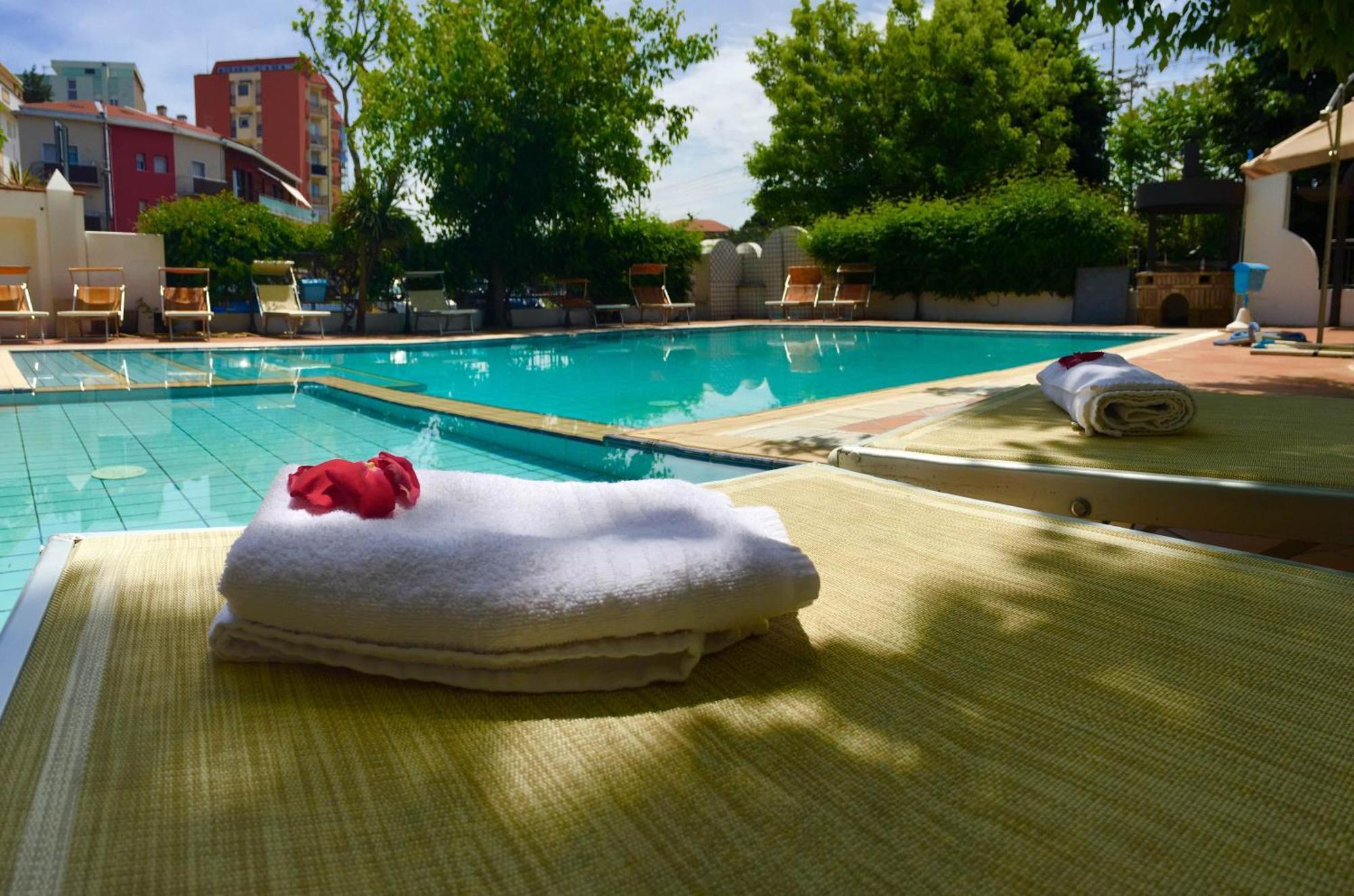 Hotel Mehari Riccione Extérieur photo